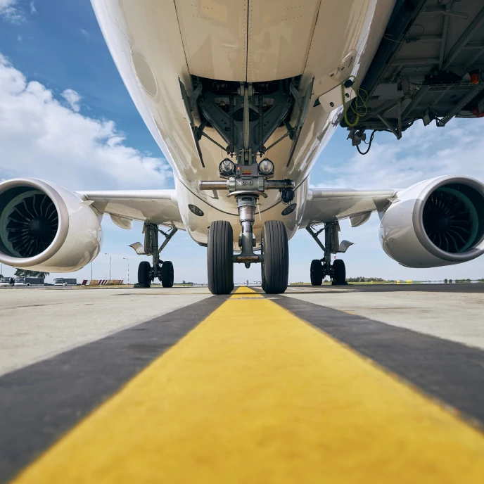 Avión en pista de aterrizaje, representando la especialización en el sector aeroespacial