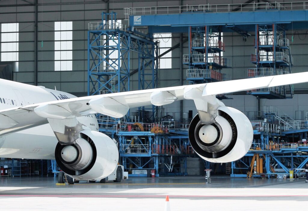 Avión comercial en línea de montaje final, sector Aeronáutica y Espacio