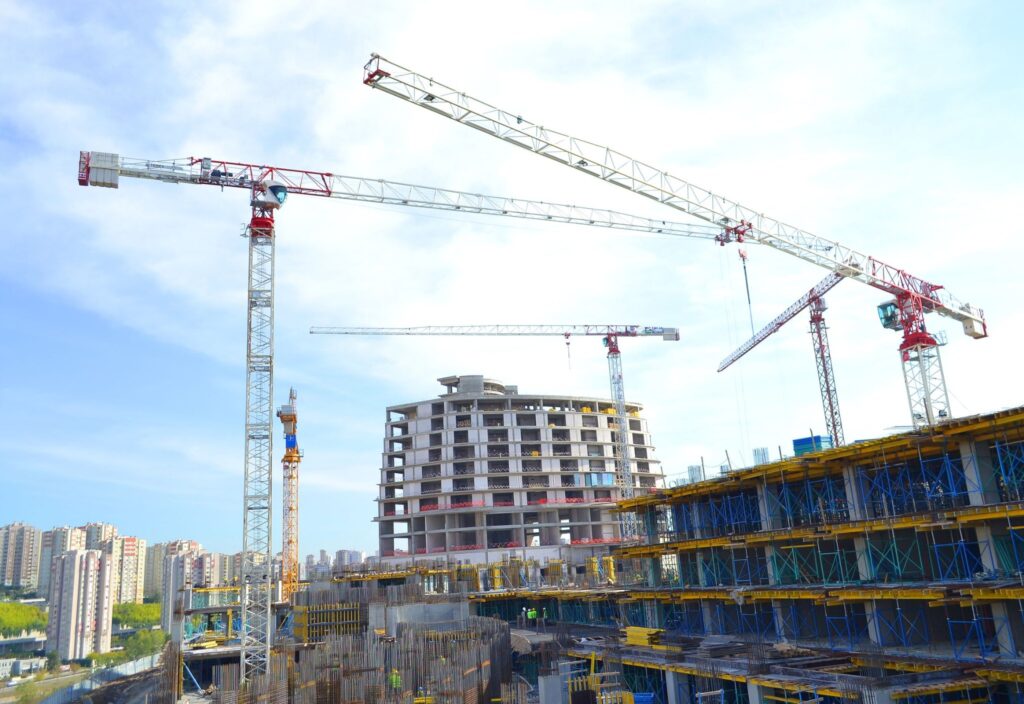 Grúas torre en la construcción de un gran edificio, sector Construcción