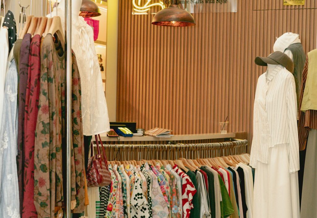 Interior de tienda de moda, sector Fashion Retail
