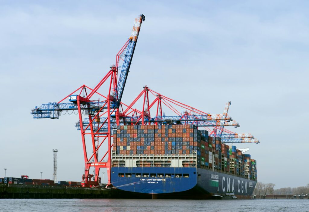 Carga de contenedores en puerto, sector Freight Forwarding