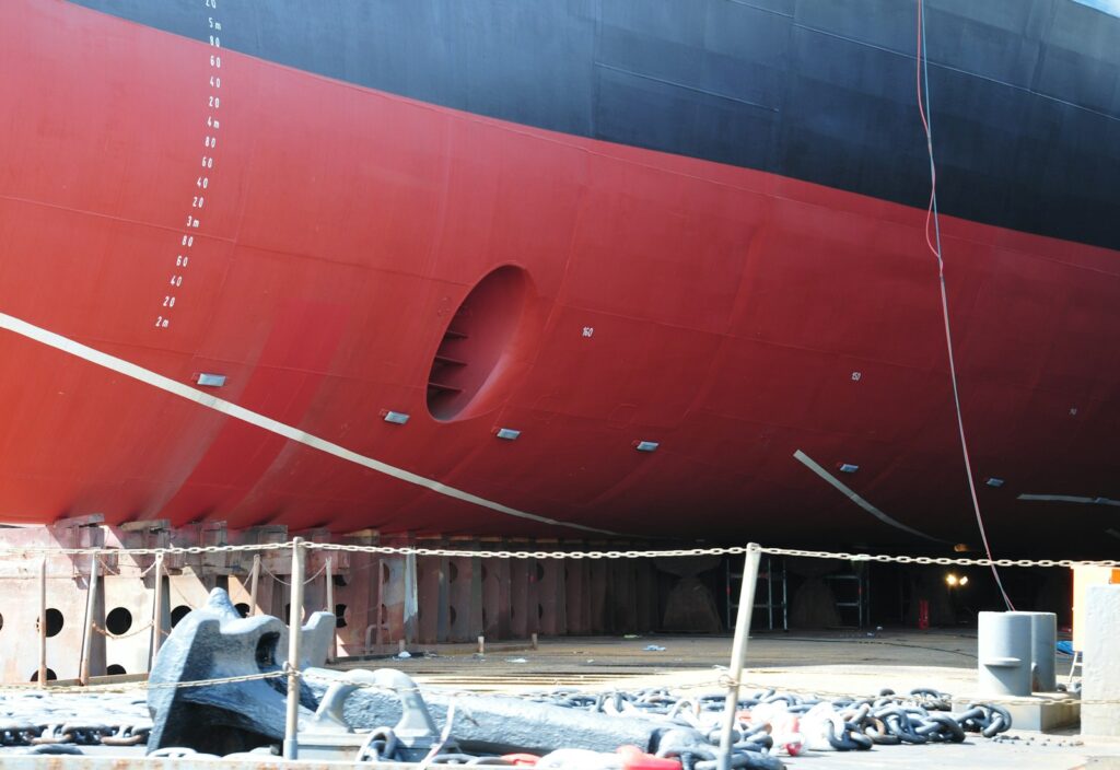 Casco de buque en dique seco, sector Naval